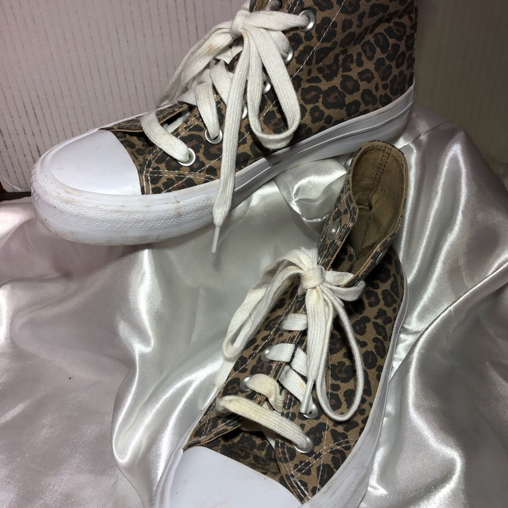 No Boundaries women’s size 8 High top cheetah sneakers